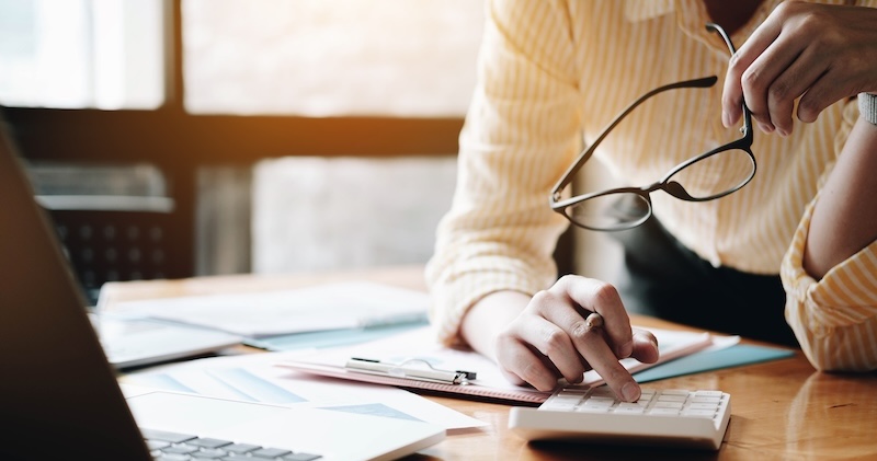A potential car buyer works on a realistic budget using a calculator.